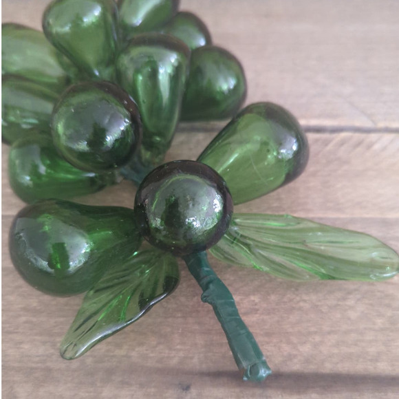 Vintage 1950s Mid Century Blown 12 Green Glass Grape Bunch Cluster with Leaves - Picture 4 of 6